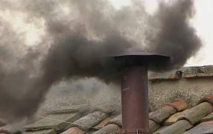 Vaticano: primeira votação não define futuro papa e fumaça preta é vista