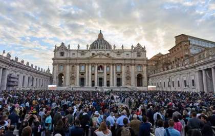 Habemus Papam: fumaça branca sai da chaminé da Capela Sistina, e Igreja Católica elege novo papa