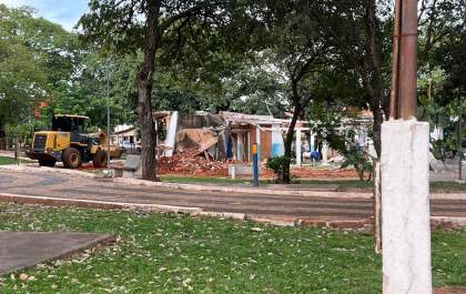 Prefeitura inicia demolição da Praça do Stella Maris após denúncia de abandono