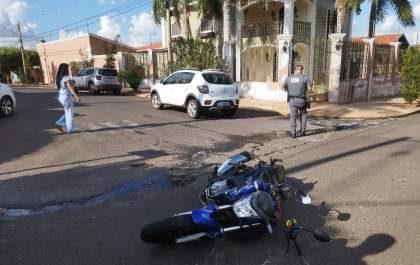 Acidente envolvendo carro e moto no centro de Andradina