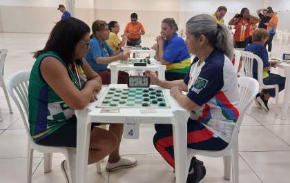 Shopping recebe partidas de xadrez e damas dos Jogos da Melhor Idade