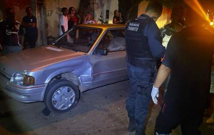 Motorista capota carro após colidir com veículo estacionado no Jardim Novo Aeroporto