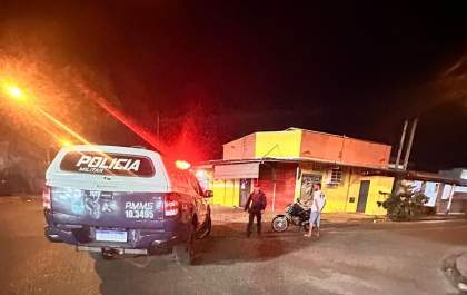 Motocicleta é apreendida ao lado de praça no bairro Oiti em Três Lagoas