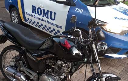 Motociclista é detido pela Guarda Municipal após ser flagrado empinando