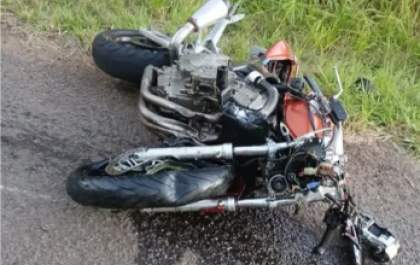 Homem morre ao bater moto em carro em vicinal