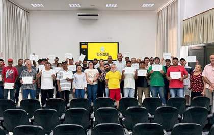 Prefeitura de Birigui certifica 37 podadores de árvores urbanas