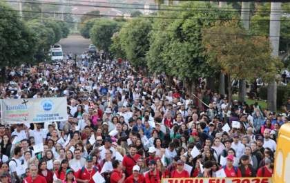 Caminhada religiosa reúne 10 mil fiéis