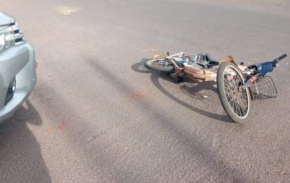 Mulher é encaminhada ao hospital após acidente entre bicicleta elétrica e caminhonete