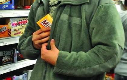 Homem é detido furtando chocolate em mercado em Guararapes
