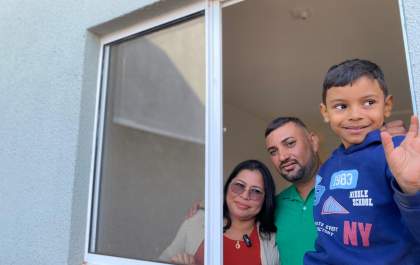 Sandra recebe as chaves de sua nova casa e realiza sonho