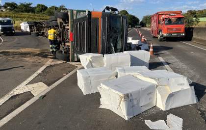 Caminhão tomba e interdita alça de acesso à Elyeser em Araçatuba