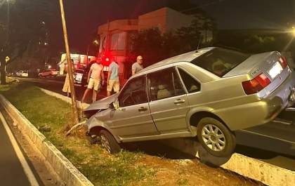 Carro bate em poste de iluminação de canteiro central de avenida em Araçatuba