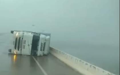 Carreta tomba sobre ponte entre MS e PR após forte rajada de vento