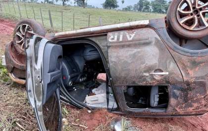 Jovens envolvidos em capotamento na MS-395 abandonam veículo e fogem