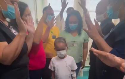 Menino de 7 anos é batizado na capela da Santa Casa de Araçatuba