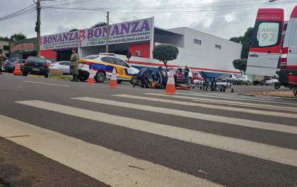 Ciclista fica ferido após bater em carro e cair na Av. Rosário Congro
