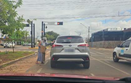 Pedintes em semáforos de Três Lagoas gera comoção, indignação e incômodo entre moradores