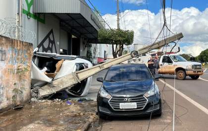 Homem fica ferido após carro tombar em acesso da Rondon para Anhanguera