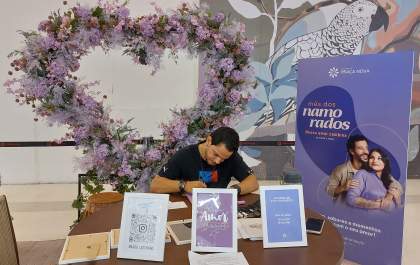 Shopping presenteia casais com quadrinhos personalizados