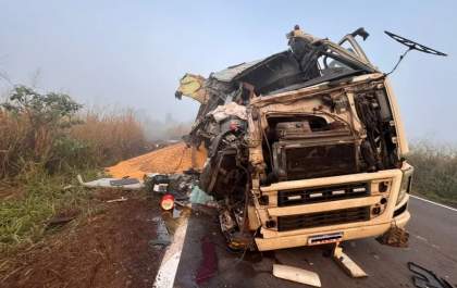 Neblina causa colisão frontal entre carretas na MS-276 e deixa motorista gravemente ferido