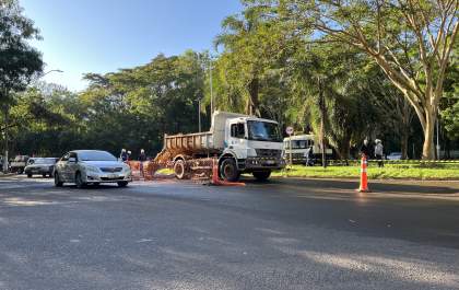 Vazamento em adutora interdita parte da rotatória da Baguaçu