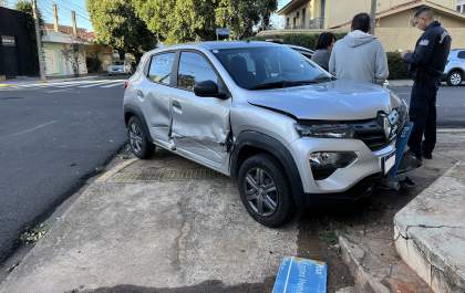 Carro vai parar sobre a calçada após ser atingido por outro em cruzamento