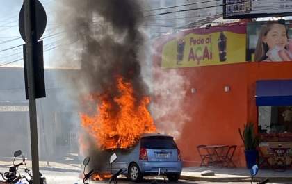 Carro é destruído ao pegar fogo na região central de Araçatuba