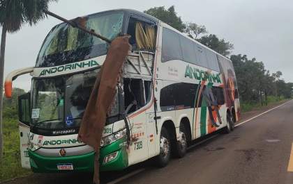 Barra de ferro atravessa ônibus e mata dois passageiros na BR-262