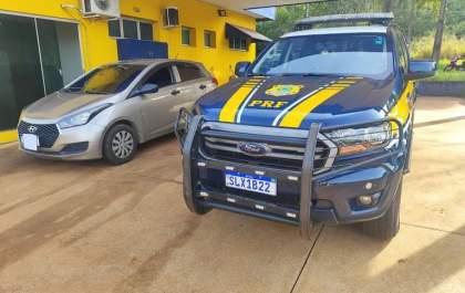PRF recupera carro furtado com placas clonadas e prende quatro pessoas na BR-262