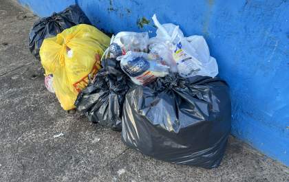 Coleta de lixo atrasa com paralisação de coletores