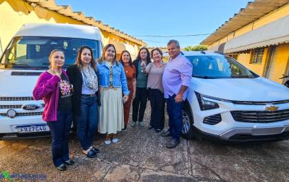 Prefeito Cristiano entrega dois veículos para reforçar a Educação do município