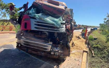 Grave acidente na BR-163, deixa caminhão pendurado em ponte e motorista é resgatado em estado crítico