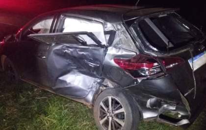 Homem morre após caminhonete bater em carro em rodovia
