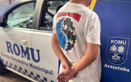 Entregador é detido por suspeita de embriaguez após bater moto na traseira de carro