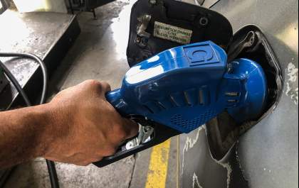 Para amenizar impactos da guerra, governo vai aumentar biocombustível na gasolina e no diesel