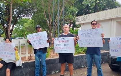 Familiares de Carmen protestam em frente à delegacia. Jovem está desaparecida há 12 dias