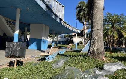 Sacos plásticos ficam espalhados em ginásio após entrega de agasalhos