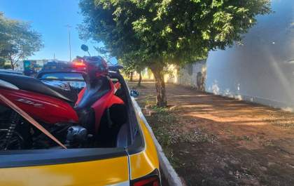 Motocicleta é apreendida por agentes de trânsito no centro de Três Lagoas