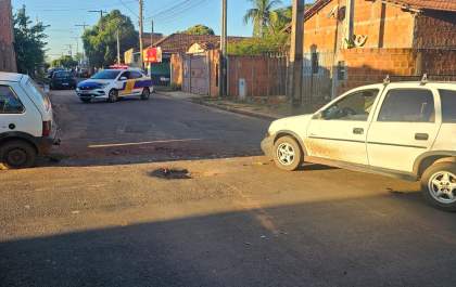 Acidente entre dois carros e bicicleta mobiliza agentes de trânsito