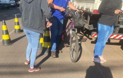 Ciclista colide com caminhão parado ao desviar de outra bicicleta elétrica em Três Lagoas