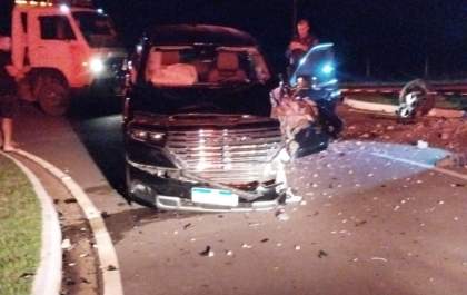 Dodge RAM colide com poste na rotatória de condomínio de Três Lagoas e deixa quatro feridos