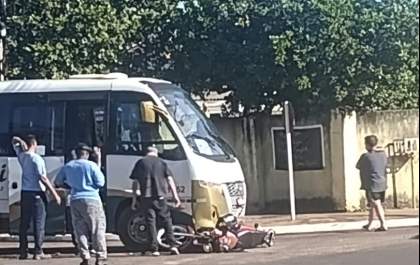 Ônibus e moto colidem em cruzamento na Vila Piloto neste sábado