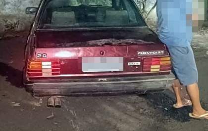 Homem é detido por suspeita de embriaguez após bater carro em poço visita de esgoto