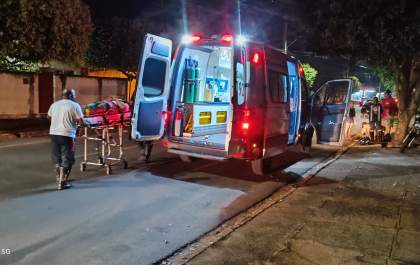 Carro causa acidente e foge após atingir moto com dois jovens