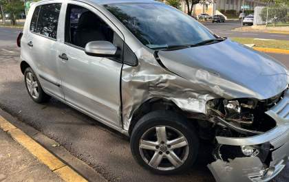 Motorista é socorrido após colisão de carro com caminhonete na avenida Brasília