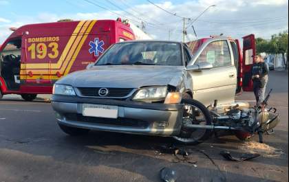 Casal fica ferido em colisão de moto com carro na Fundadores