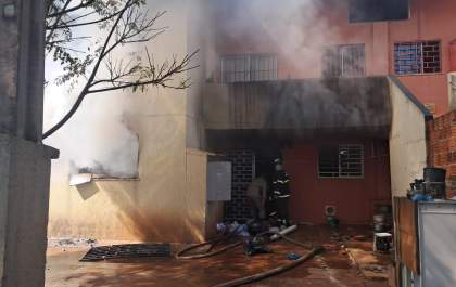 Curto em extensão de carregador de celular provoca incêndio em apartamento em Três Lagoas
