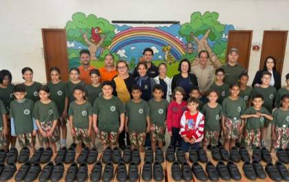 Doação de tênis esportivos beneficia alunos do Projeto Florestinha