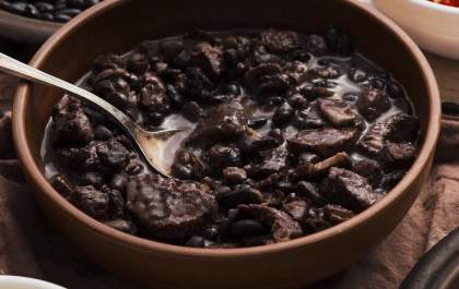 Sabor especial no final de semana é a feijoada do Frango Bip