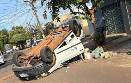 Picape capota após colisão em rua no Jardim Universo